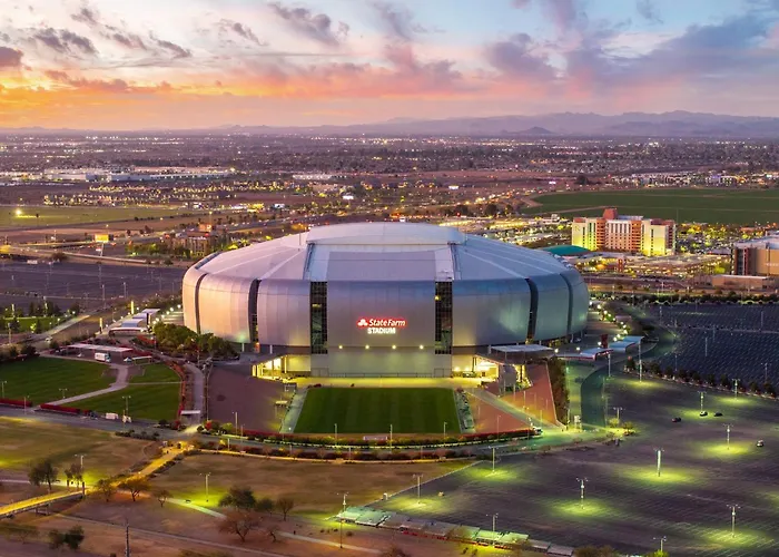 The Cardinal Walk To Stadium Pool+spa Sportcourt Glendale